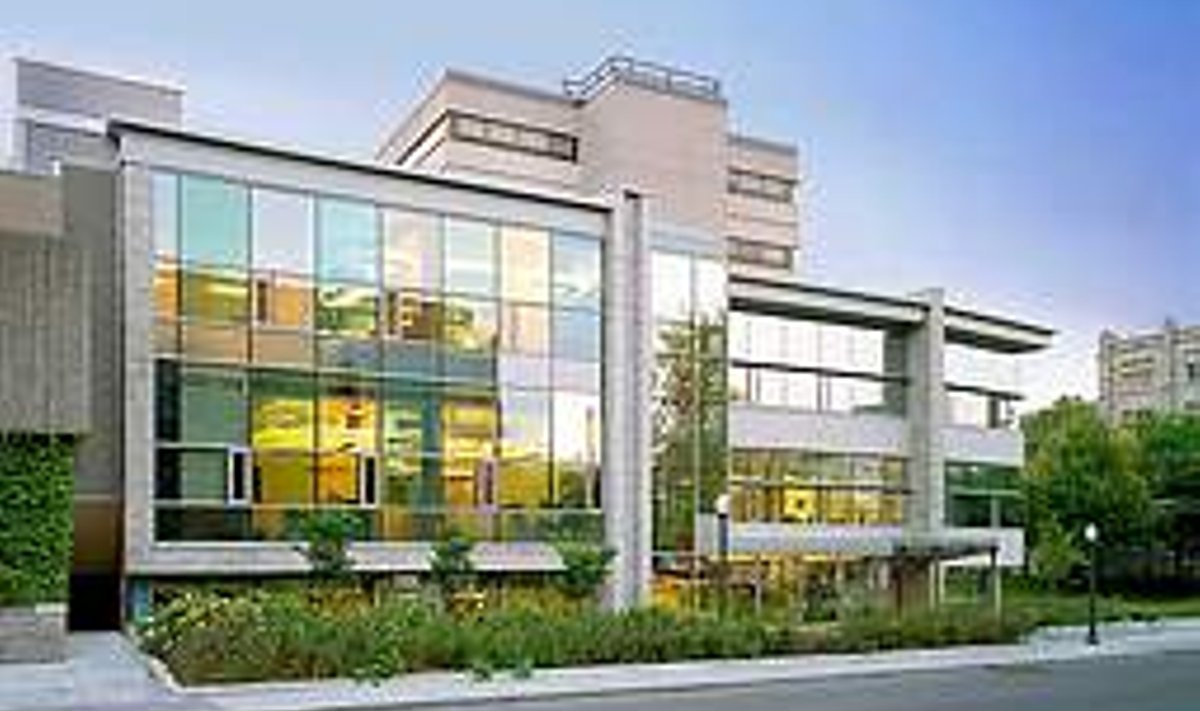 PÄLVIS 2005. AASTAL KESKKONNASÕBRALIKKUSE EEST OLULISE KANADA ARHITEK­TRUURIAUHINNA: Queen’s University, Beamish-Munro keskus, Kingston, Ontario (B+H Architects). Raic