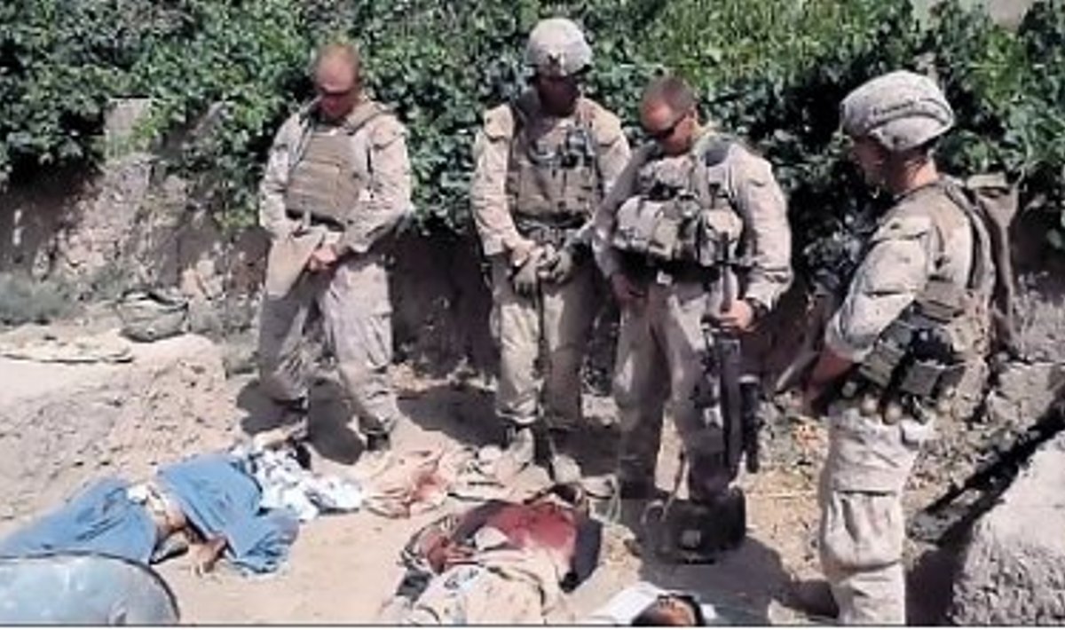 Kaader ilmselt kaasvõitleja salvestatud videost laipu teotavate USA sõduritega 