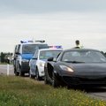 DELFI FOTOD ja VIDEO: Eestisse kihutama saabunud luksusautod jäid jällegi politseile silma