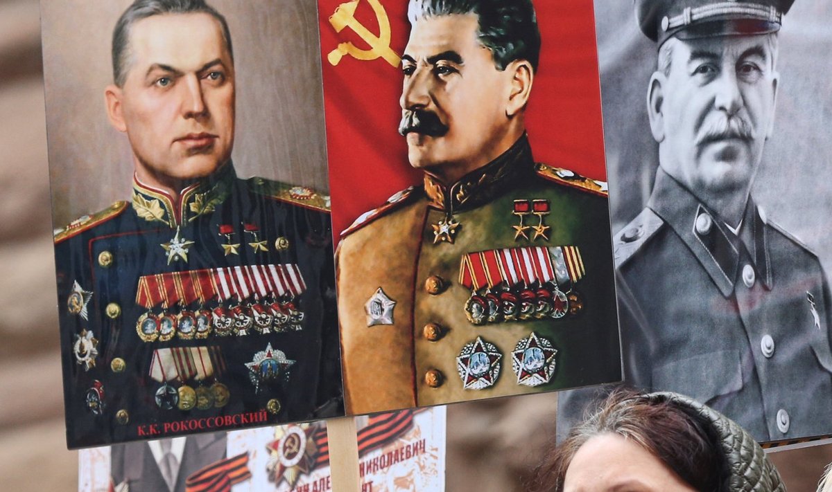 Портреты Иосифа Сталина на демонстрации в честь 75-летия Победы во Второй мировой войне