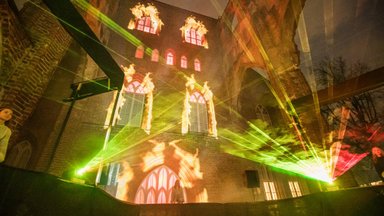 VIDEO JA FOTOD | Võimas valgussõu pani 800-aastase Tartu toomkiriku varemed sajas värvis helendama