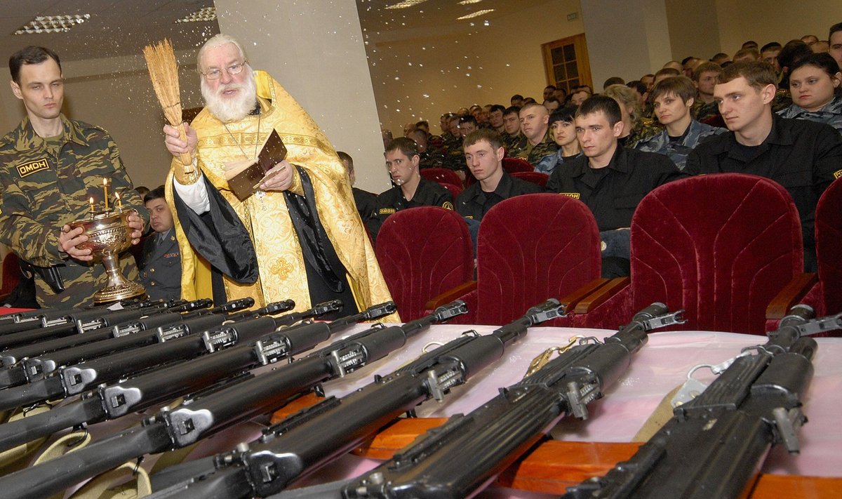 Õigeusu preester õnnistab relvi.