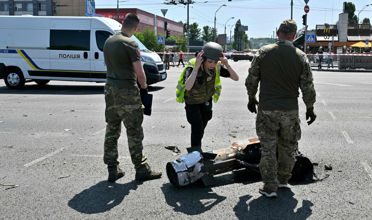 KAHEKORDNE RÜNNAK: Politseinikud uurivad Kiievi tänavale kukkunud raketijäänuseid. 29. mai kuupäeva sees korraldas Venemaa kaks rünnakulainet. Kiievi kohale jõudis 11 Iskanderi raketti, mille õhutõrje maha võttis.