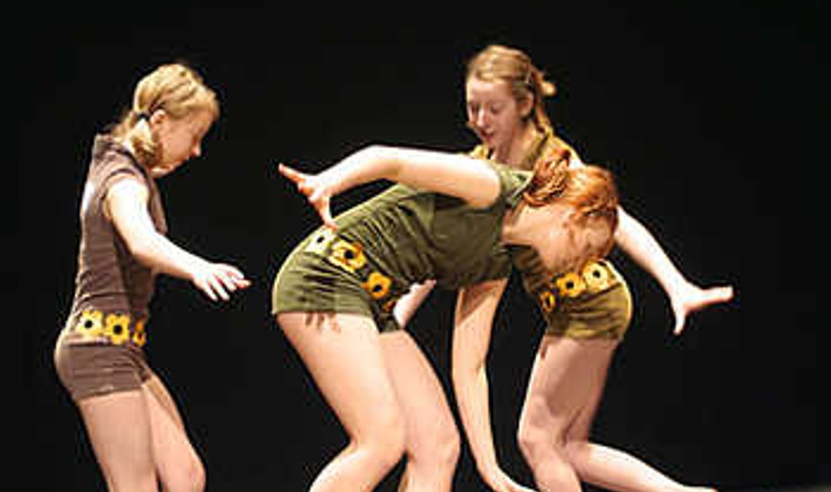 “KOLMIK”: Johanna Terasmees, Merit Ridaste ja Kädi Metsoja esitasid Kaja Kannu lavastatud festivalitöös akrobaatilise tasakaalu harjutusi. Annika Haas