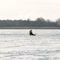 На Чудском озере пожилой рыбак провалился в прорубь и погиб
