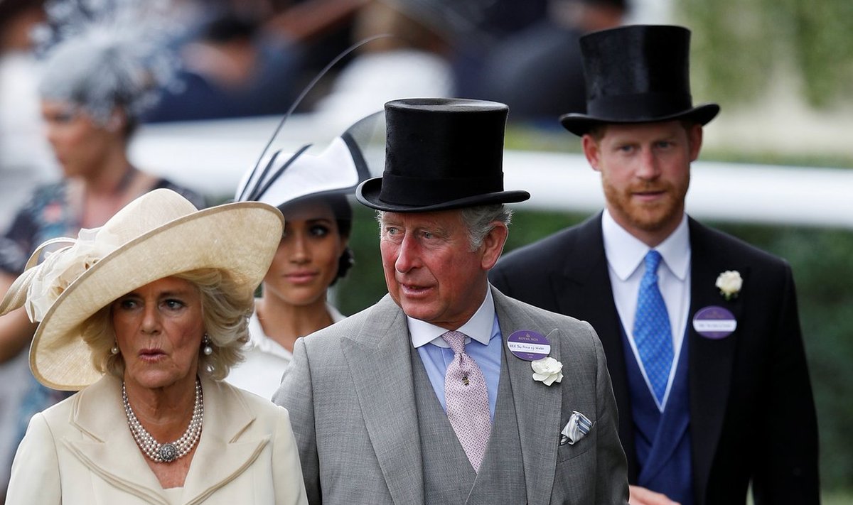 Kuninganna Camilla ja kuningas Charles III. Nende taga Meghan Markle ja prints Harry
