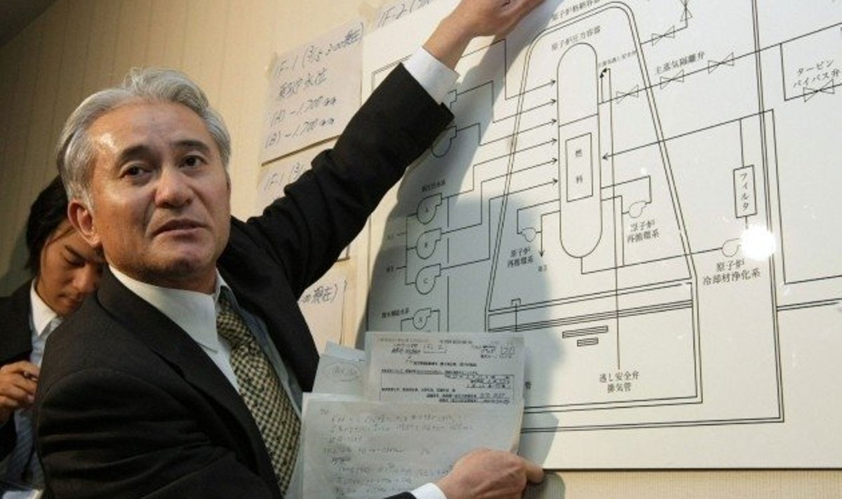 Tuumateadlane reaktori põhimõtet selgitamas. Foto JiJi Press, AFP