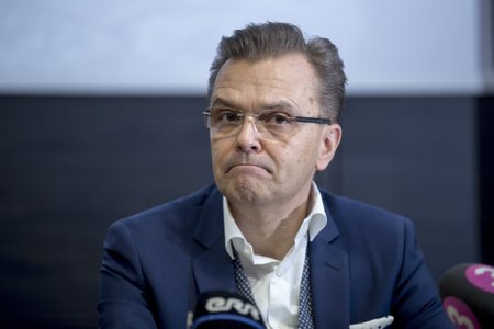 HKScani tegevjuht Jari Latvanen koondab juhtivtöötajaid.