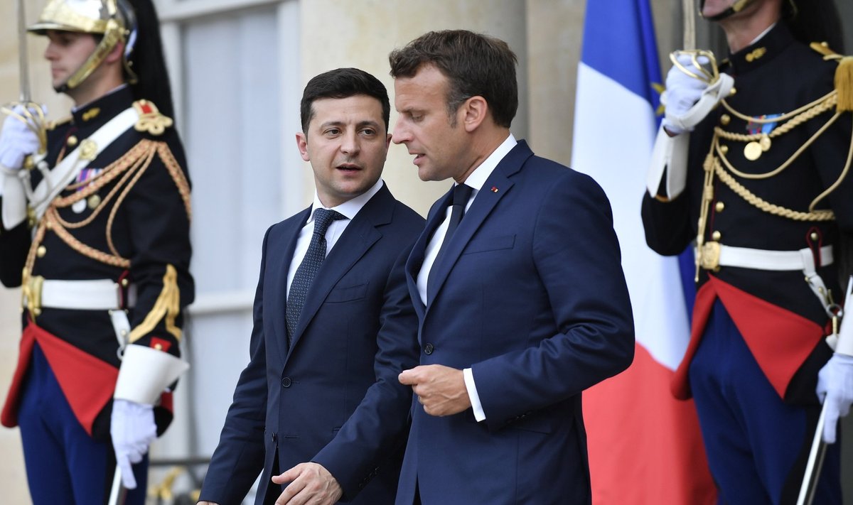Emmanuel Macron (paremal) ärgitab Volodõmõr Zelenskõid poliitilisi lahendusi otsima.