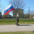 FOTO: Koplis uitas ringi vanem mees suure Vene lipuga