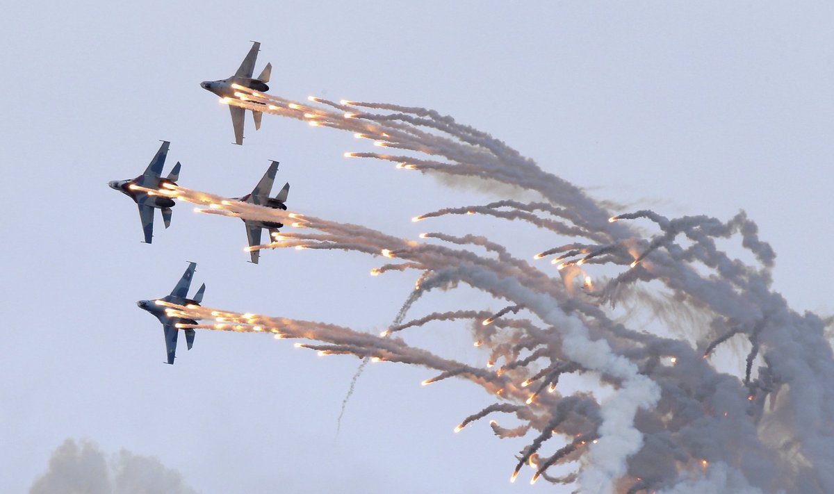 Sukhoi Su-27 jet fighters release flares as they perform during the "Russia Arms Expo 2013" 9th international exhibition of arms, military equipment and ammunition, in the Urals city of Nizhny Tagil
