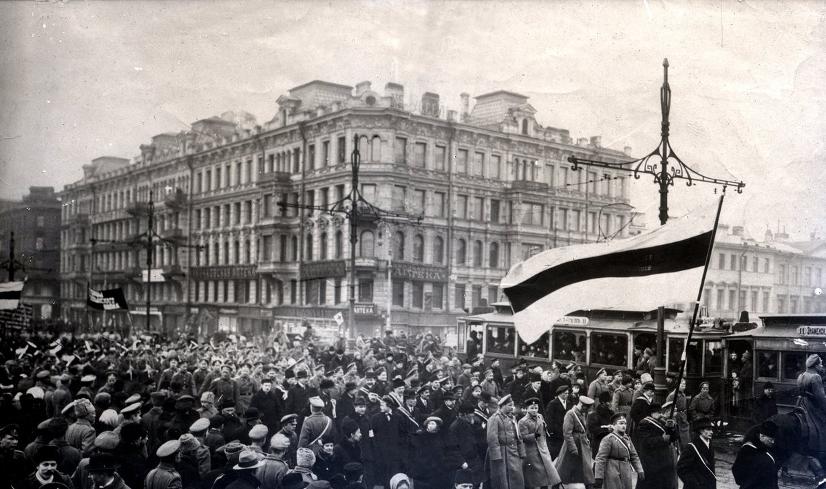 RAHVUSLIPPUDE ALL: Eestlaste manifestatsioonil Petrogradis 26. märtsil 1917 kanti sinimustvalgeid lippe, mis olid vahetult enne selleks puhuks õmmeldud.