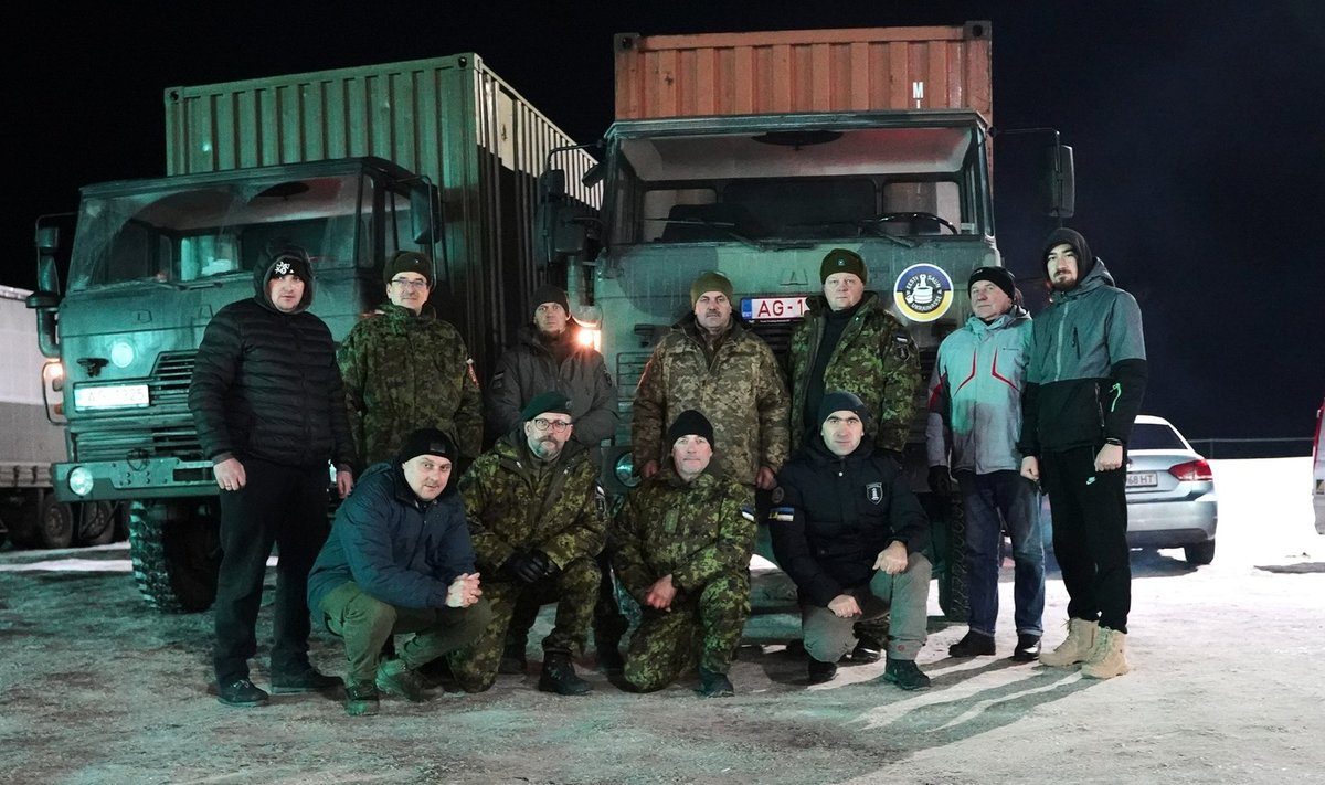 Kaitseliidu mehed, Ukraina autojuhid ja Karpatska Sitši esindaja. Autod on jõudnud Ukrainasse. Rindeni on veel maad minna.