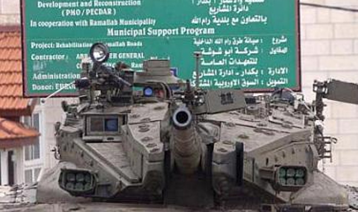 Iisraeli tank Arafati peakorteris