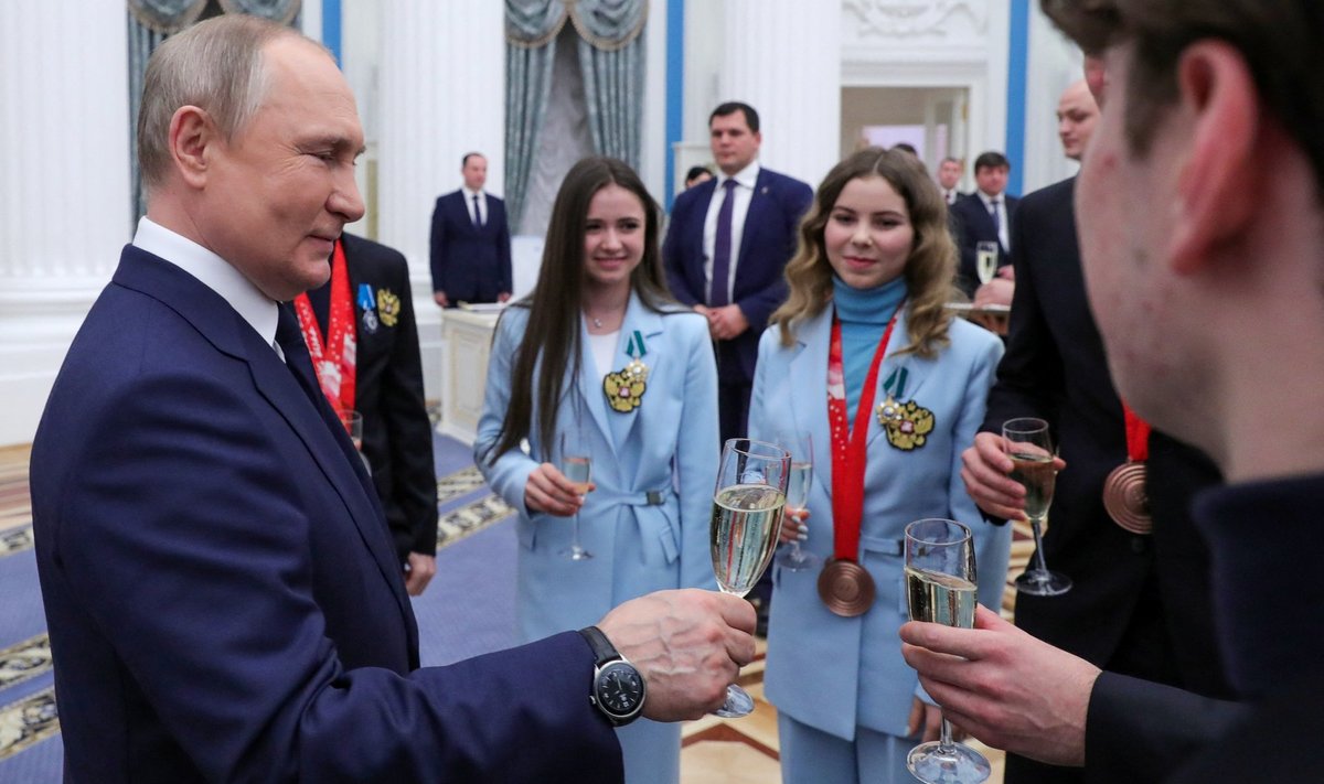 Vladimir Putin tõstab klaasi Venemaa olümpiamedalistide auks.