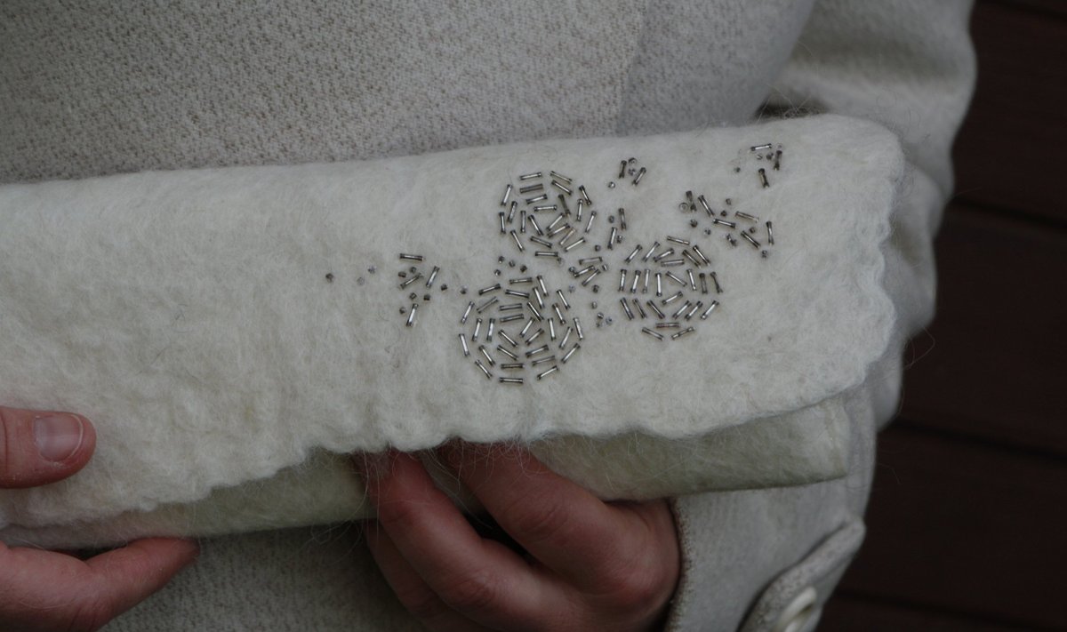 Lumekarva vilditud kott on kaunistatud tagasihoidlike pärlitega.