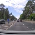 LUGEJA VIDEO | Möödasõidukatsed seal, kus ruumi ei ole. Mikrobussil kõrvalsõitjaga vaid millimeetrid kokkupõrkeni