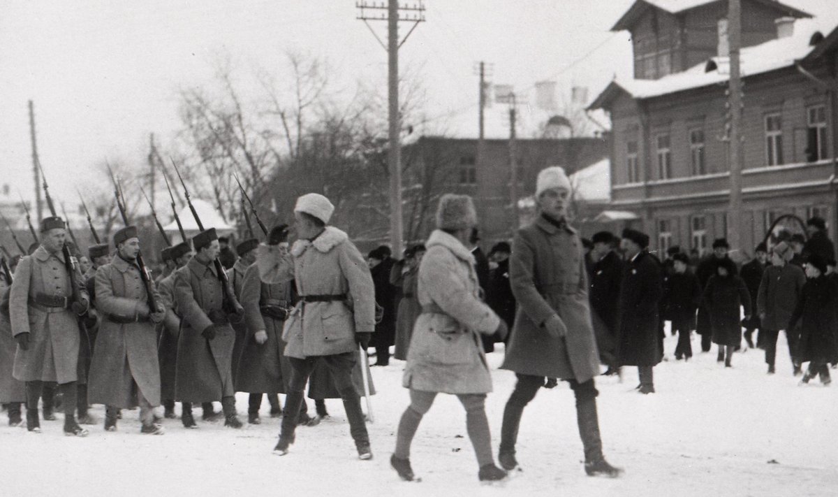 Esimesed Soome vabatahtlikud saabusid Tallinna 30. detsembril 1918. Fotol nähtav paraad leiab aset praegusel Vabaduse väljakul. Vabatahtlike rühma ees marsivad kompaniipealik Anto Eskola ja leitnant Elmar Kirotar. Nende järel on tagasi vaatamas 1. vabatahtlike rühma juht major Martin Ekström. Nende taga marssivate meeste ridades on kusagil ka Aukusti Tuominen, kes paraku juba nädala pärast Eesti eest oma elu jätab.