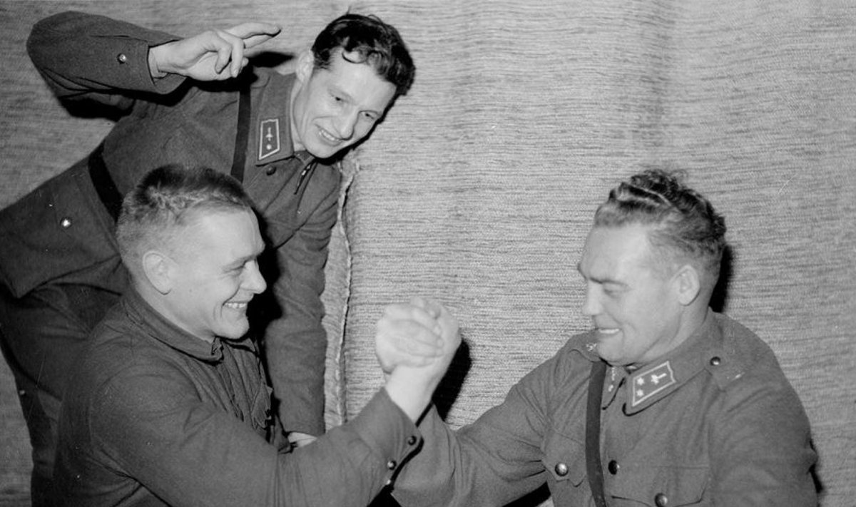 “Eesti-Soome maavõistlus”: Soome sõjaväeametnik Victor Smeds surub Kristjan Palusaluga kätt, vahekohtunik on poksija Resko. November 1941.
