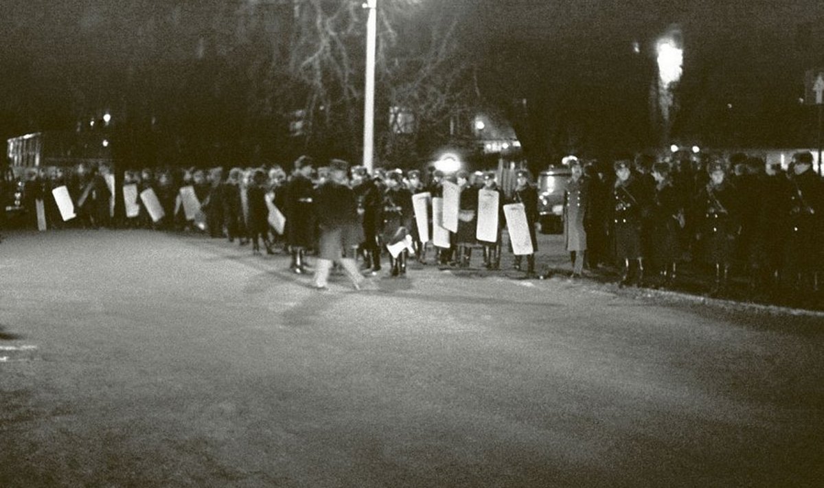 Kilpidega varustatud miilitsad valmistuvad Tartu kesklinnas ahelikku moodustama. 1988. aasta 2. veebruari meeleavaldus ning selle käigus puhkenud konflikt demonstrantide ja miilitsate vahel annab Tartu rahu aastapäevale tänini suurema kaalu, kui see oli sõjaeelses Eesti Vabariigis.