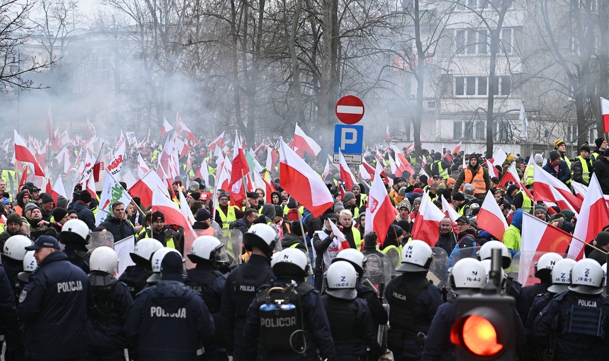 Poola põllumeeste protest parlamendi ees.