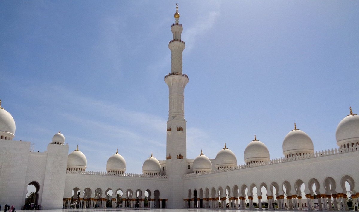 Современная мечеть - украшение города Абу Даби