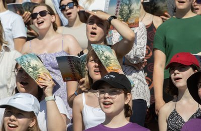 Laulukaare all tuleb laulikuga ennast päikese eest varjata.