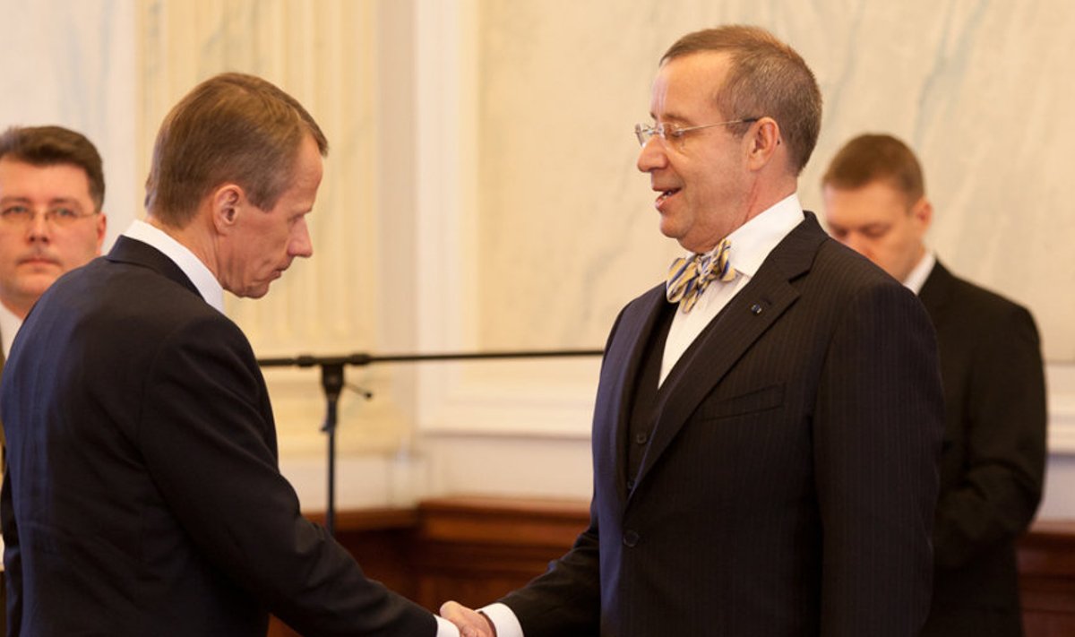 Rahandusminister Jürgen Ligil (vasakul) tuli alla vanduda president Ilvese otsusele ettevõtetele tehingukontrolli määranud seadus mitte välja kuulutada.
