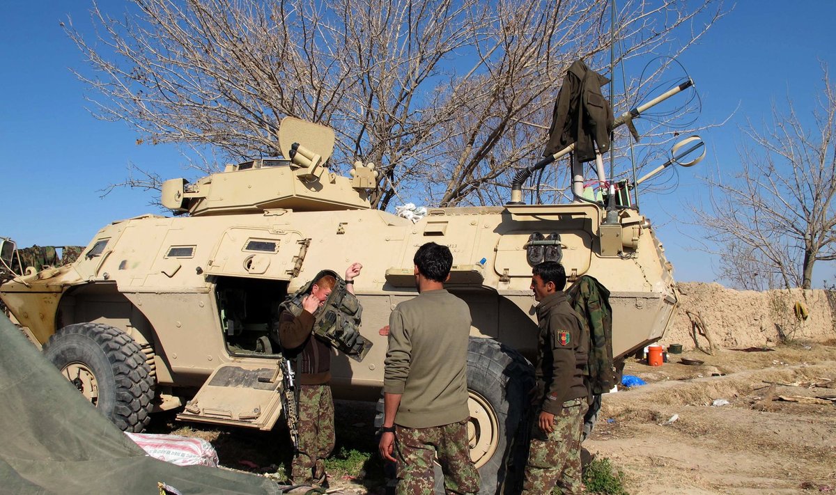 Afganistani Helmandi provintsi Nad-e Ali piirkonnas valmistuvad valitsusväe sõdurid lahinguks. 