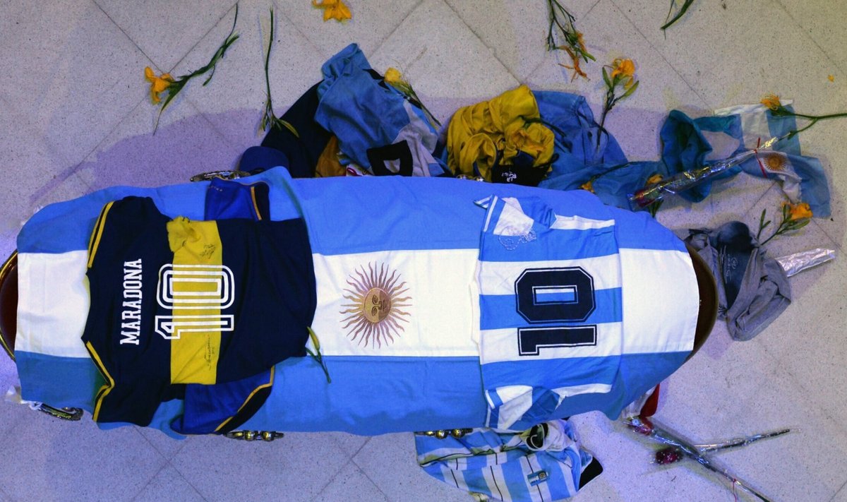 Diego Maradona kirst Argentina presidendipalees.