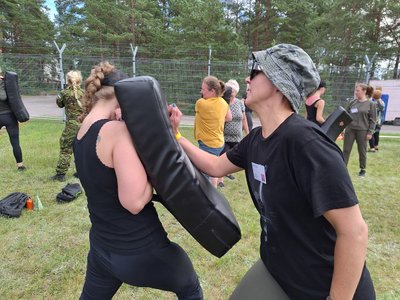 Naiskodukaitsjad ei õpi laagris üksnes matkatarkusi. 