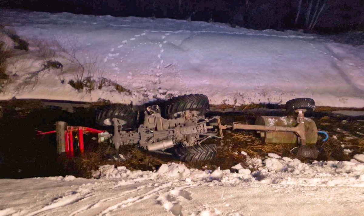  Raplamaal veetsisterni vedanud traktor vajus rohke lume tõttu märkamatuks jäänud tee servast alla ning sai pidama alles jõkke kukkudes. 