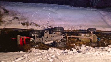 FOTO | Raplamaal kukkus traktor jõkke, kahju on 60 000 eurot