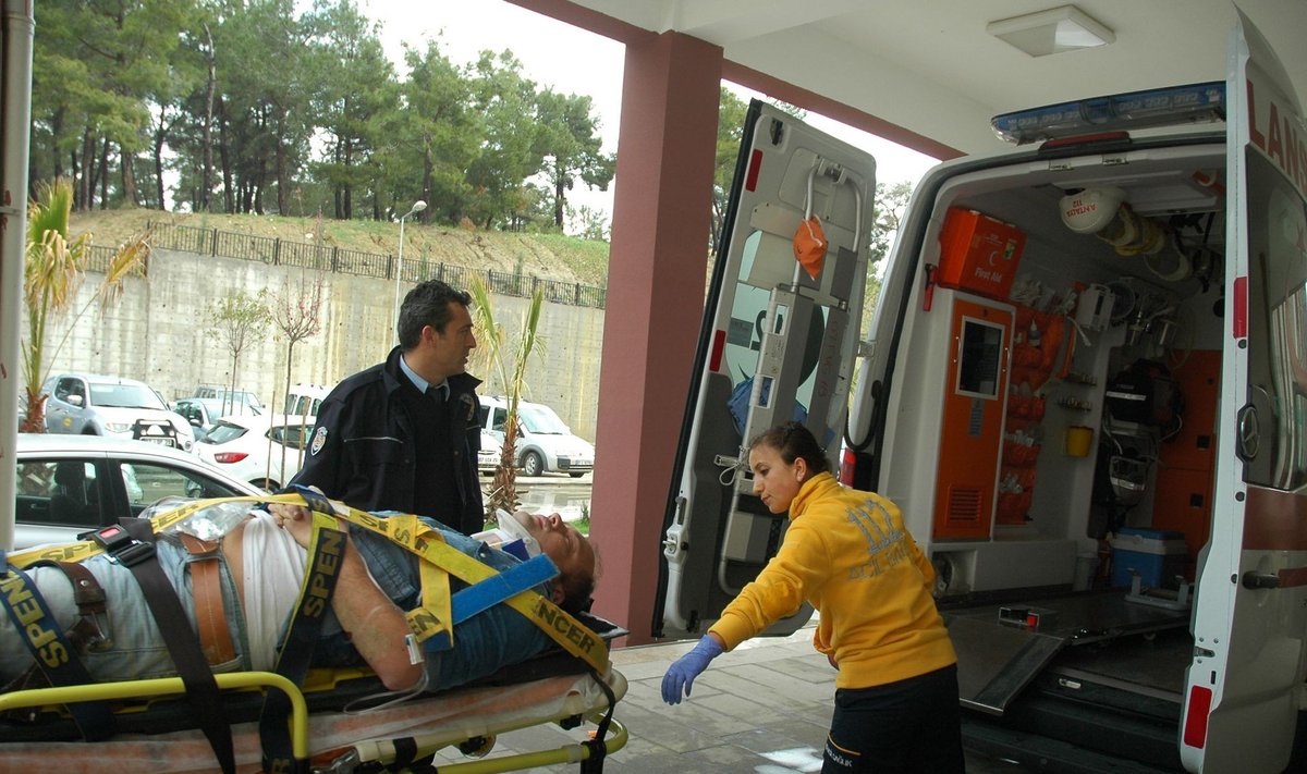 24 reisijaga bussiõnnetuses sai surma üks ja kannatada 19 inimest. Eeldatavasti saavad eestlased homme Türgist koju. Kahel kannatanul on selleks vaja eritransporti.