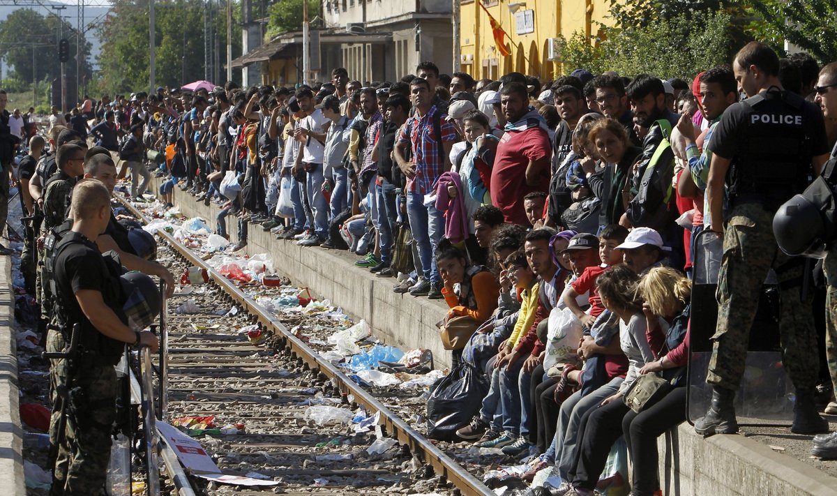Makedoonia politseinikud löövad korda majja Gevgelija raudteejaamas, et ohjeldada Serbiasse suunduvat rongi ootavat põgenikemassi.