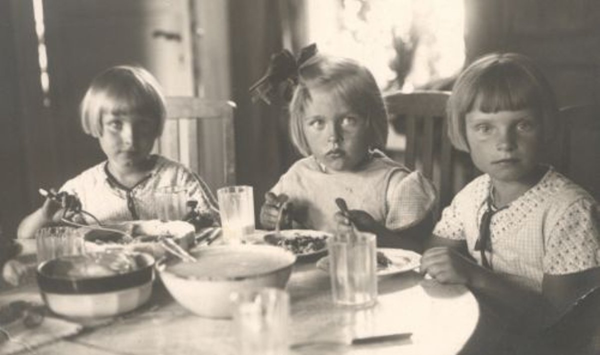 Foto: Ilon Wikland lapsena (keskel)