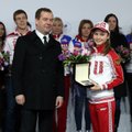 ВИДЕО: Медведев вручил 15-летней Липницкой ключи от автомобиля Mercedes