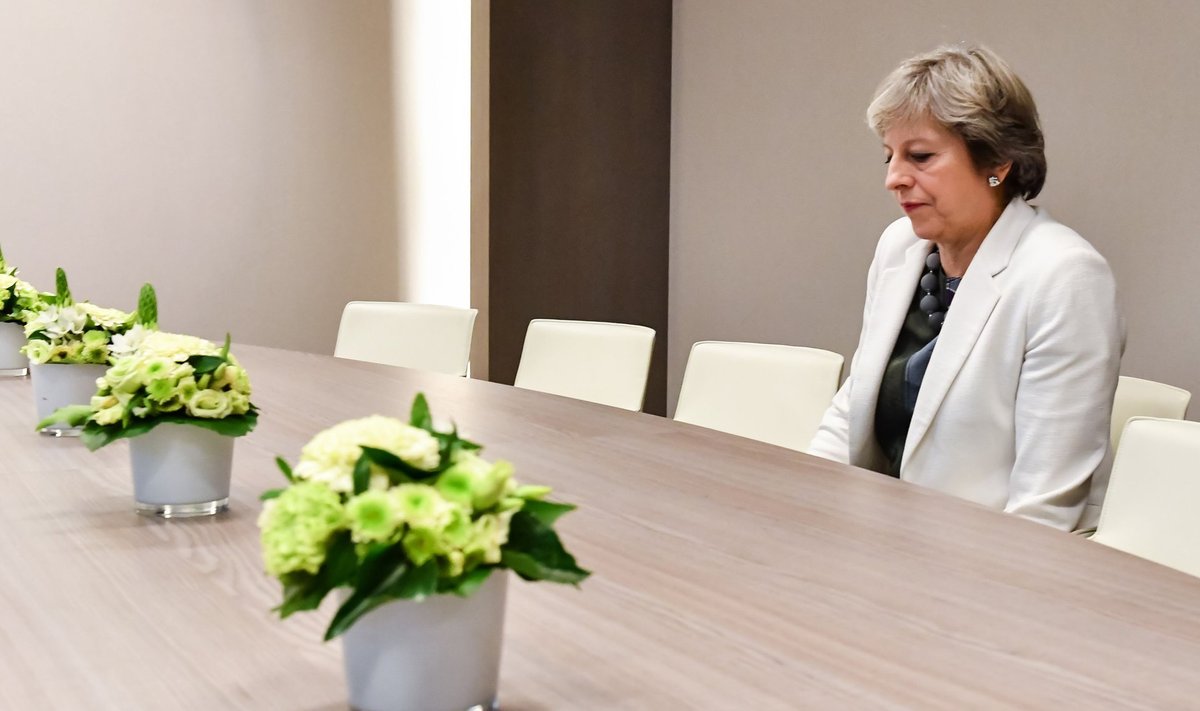 Saksa ajalehe teatel kurtvat Theresa May, et ta on vastu seina surutud ja tema peale ihuvad hammast nii sõbrad kui ka vaenlased.