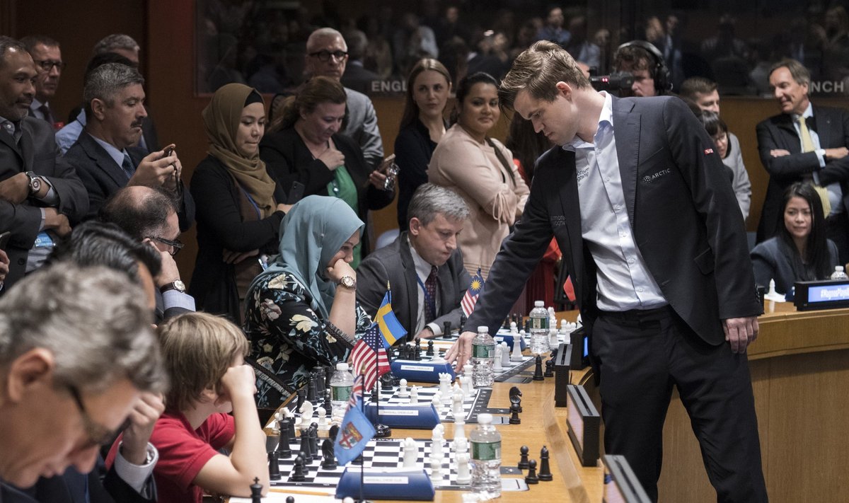Suurmeister Magnus Carlsen pidas paar nädalat tagasi ÜRO peakorteris simultaani. Carlsen võib rakenduse kaudu sind ka su telefonis alistada.
