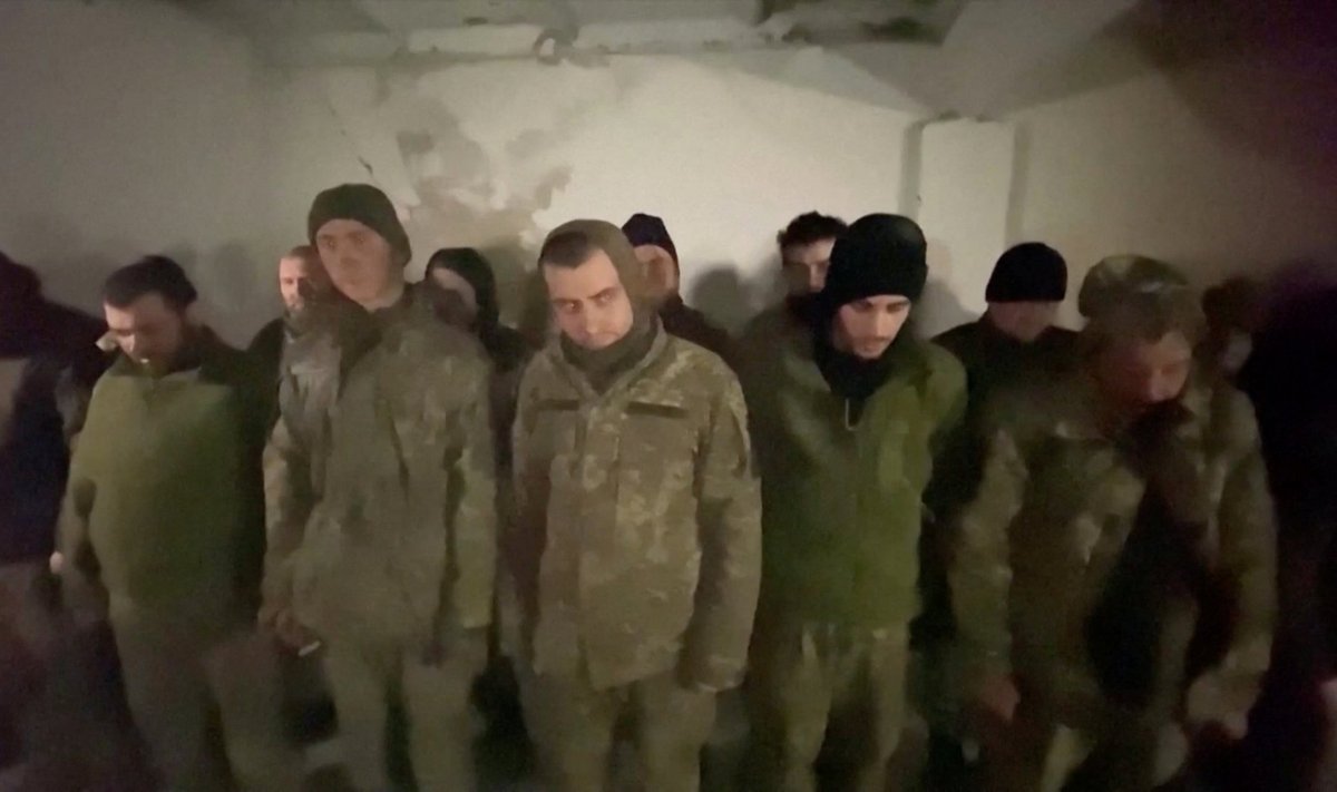 VAENLASE MEELEVALLAS: Pilt videolõigust, mille Vene propaganda filmis mullu 13. aprillil Ukraina sõjavangidest Mariupolis. Tõenäoline, et tegu on 501. merejalaväepataljoni võitlejatega.