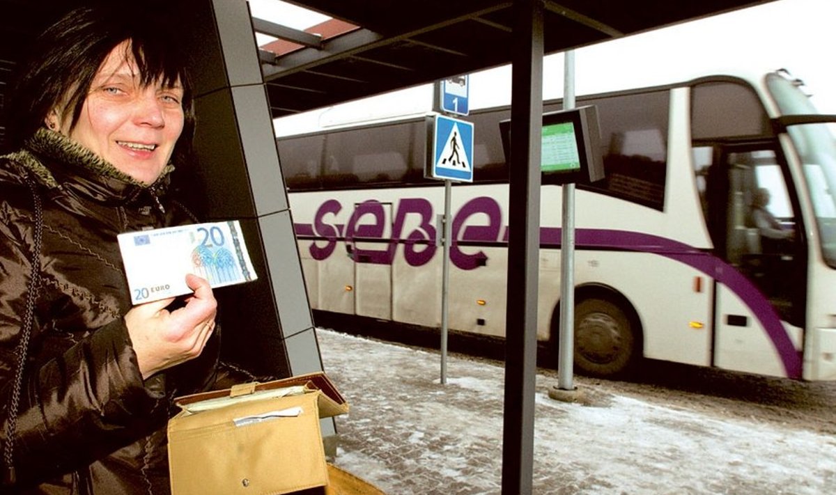 Karin Härm astub bussi Mäo terminalist, mida sõitjad laidavad peamiselt ühe vea pärast – sinna saamiseks on autot vaja, sest bussid Paidest  käivad harva ja ootamisajad venivad pikaks. 