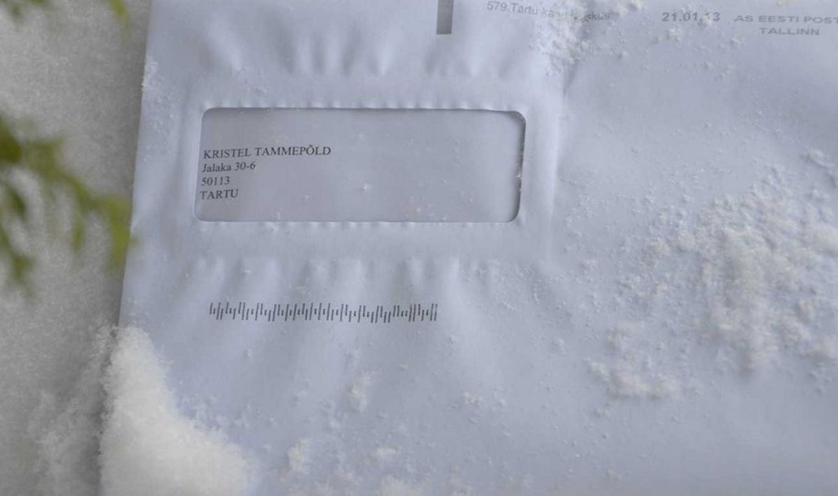 Lumi matab jäljed: Inkassofirma nõudekiri inimesele, keda pole olemas. Ümbrik vedeles postkasti all hanges. (Foto: Janar Filippov)