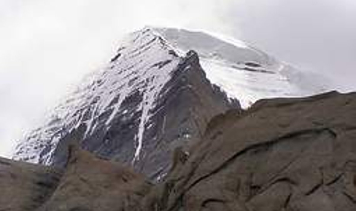 KUUEKILOMEETRINE MUSTAV KIVIRÜNK: püramiidjas Kailashi mägi oma täies hiilguses. Teekond ümber mäe abistavat taassündide ahelast pääsemisel. Kaia Kaire Hunt