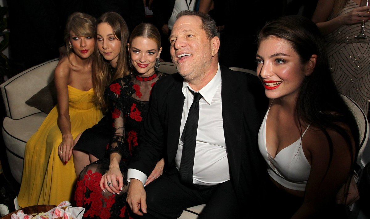 Harvey Weinstein oli Kuldgloobuste järelpeol noortest naistest ümbritsetud. Pildil olevad naised pole küll tema ohvrid, kuid suures skandaalis on selgunud, et  Hollywoodi mõjuvõimsamaid produtsente on seksuaalselt ahistanud kümneid naisi.