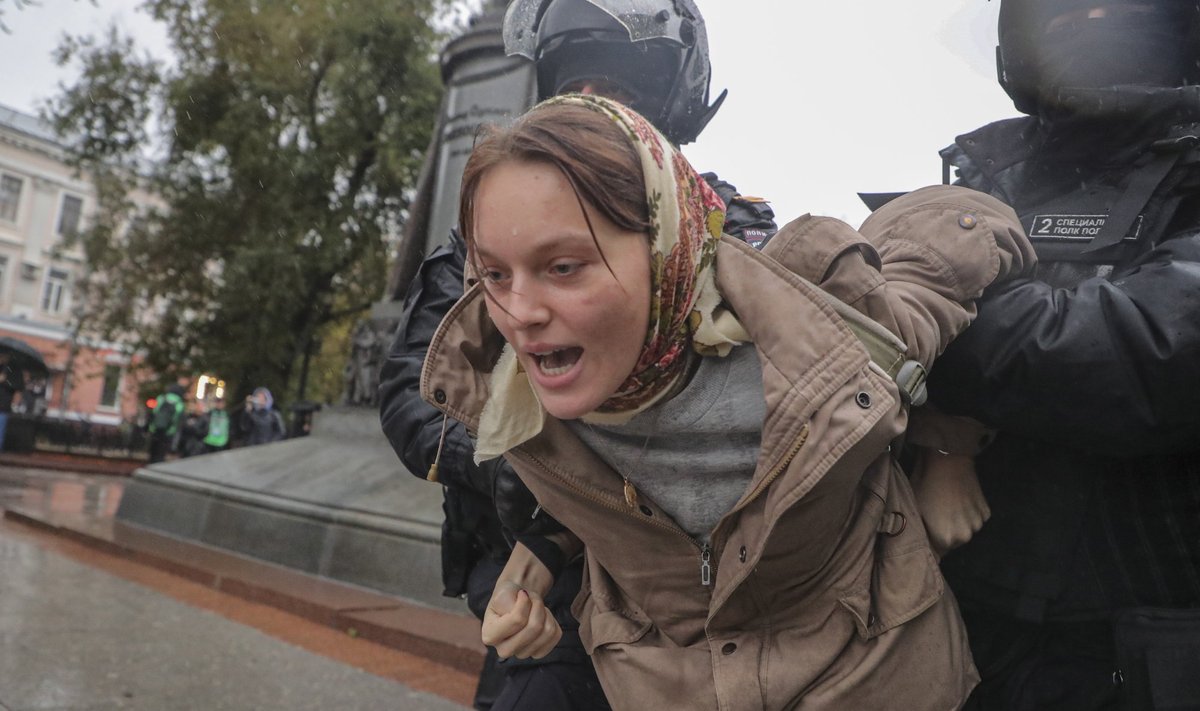ÜKSIK JULGE: Vene politsei on tänavalt kinni nabinud mobilisatsiooni vastu meelt avaldava naisterahva.