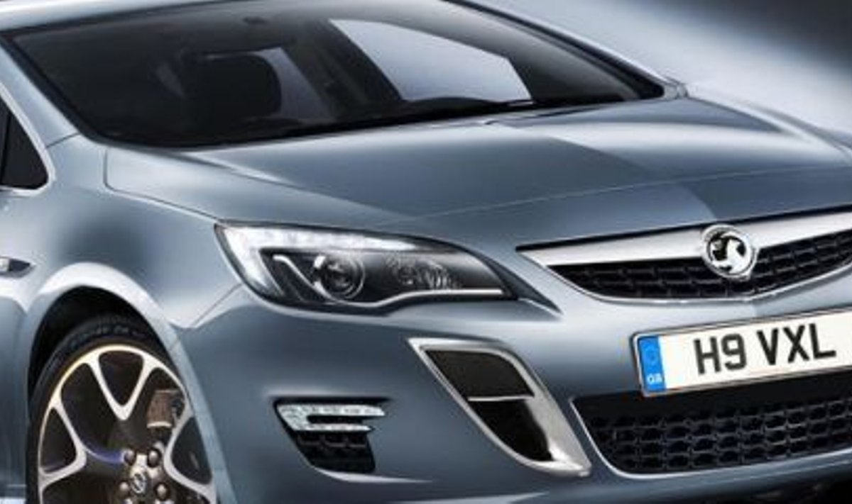 Uus Opel Calibra enesekindlalt naeratamas