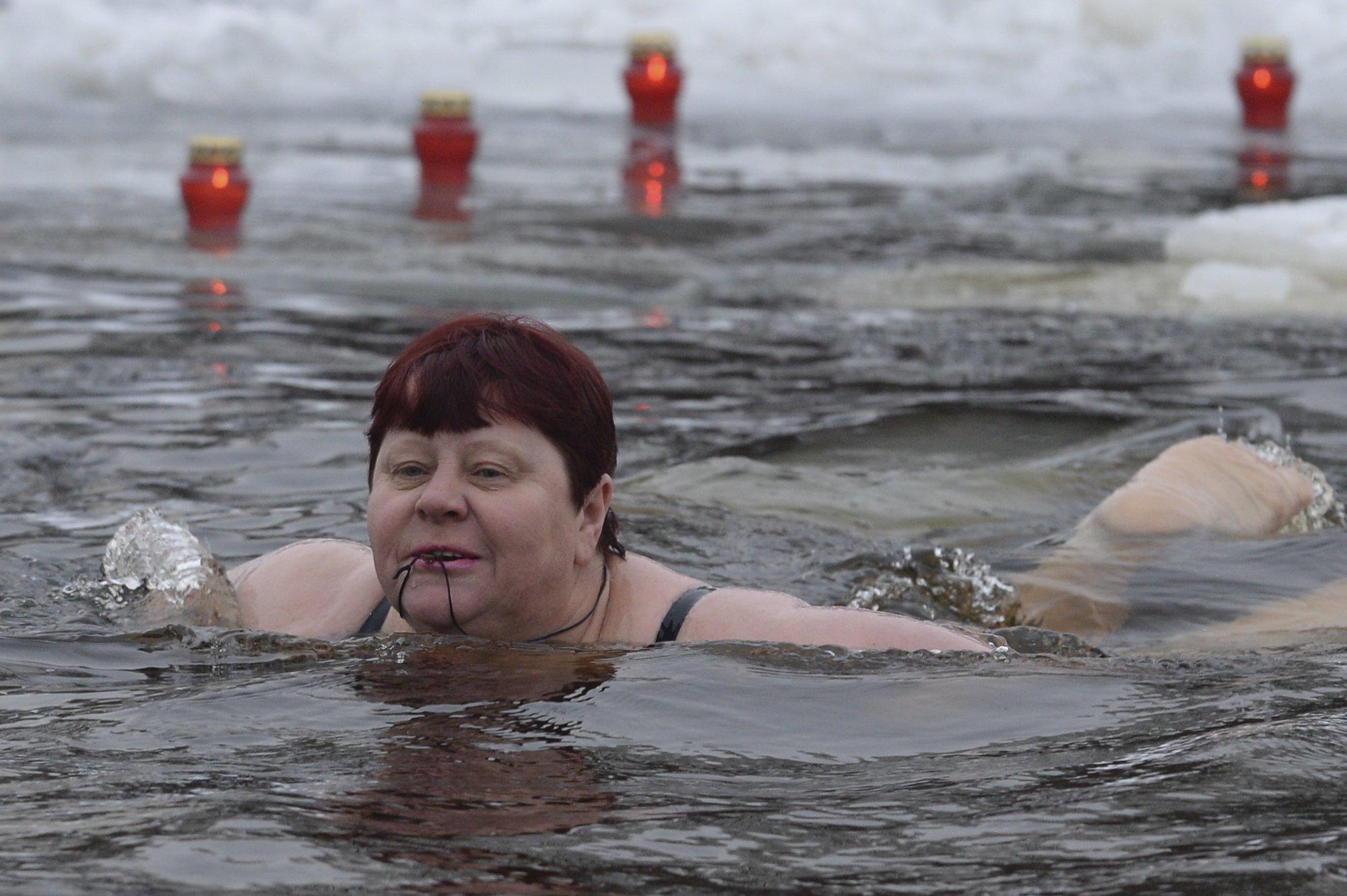 ФОТО И ВИДЕО DELFI: В Нарве проходит крещенское купание - Delfi RUS