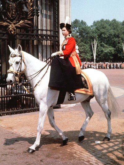 Kuninganna Elizabeth II 1963. aastal suundumas tagasi Buckinghami paleesse. 