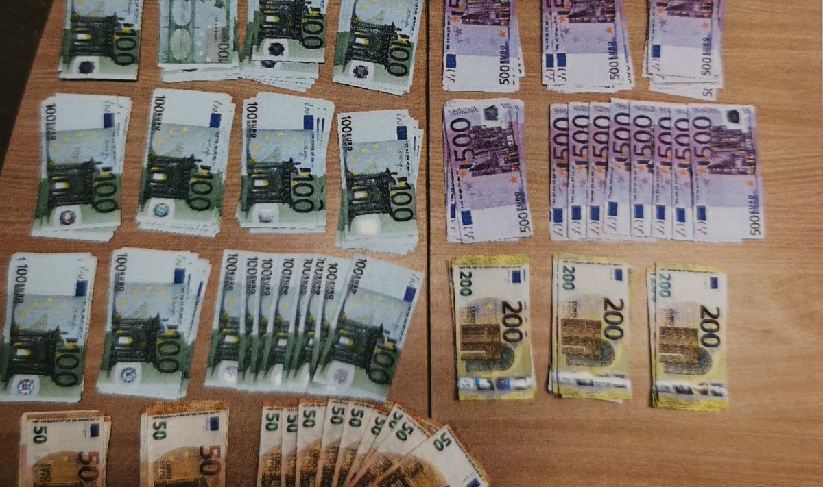 Riigikassa täieneb: veoki kabiinist leiti 48 500-eurost rahatähte, 30 200-eurost, 108 100-eurost ja 29 50-eurost kupüüri.