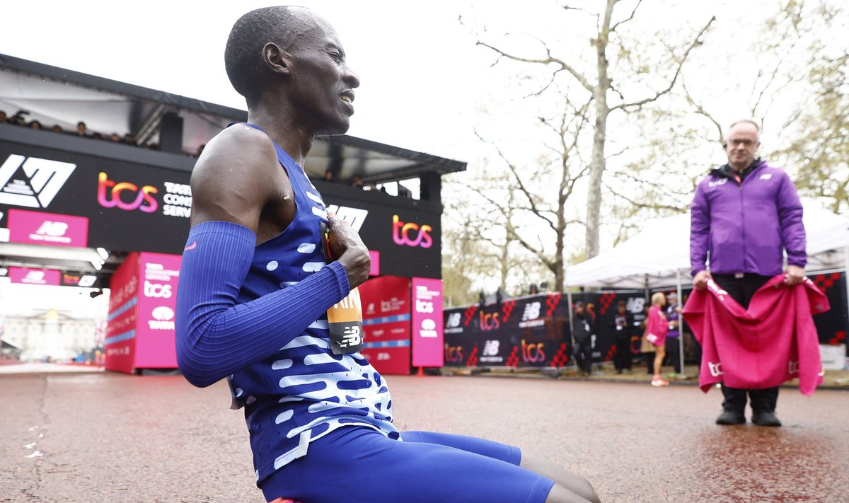 Kelvin Kiptum pärast Londoni maratoni võitu.